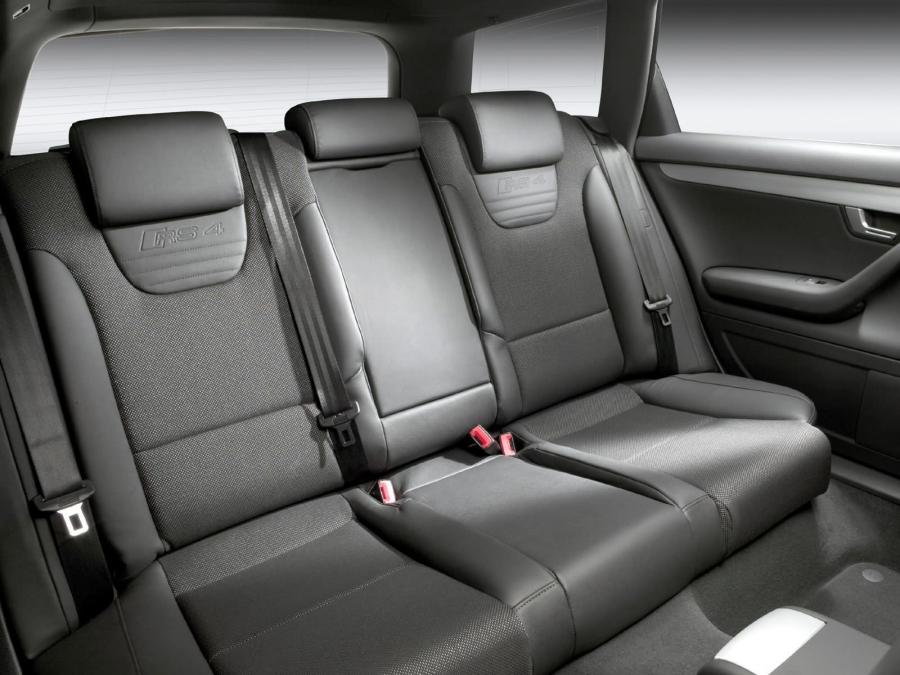 Интерьер Audi RS4 Avant (B7, 8E) 2006 года  (WW) (фото 35 из 49)